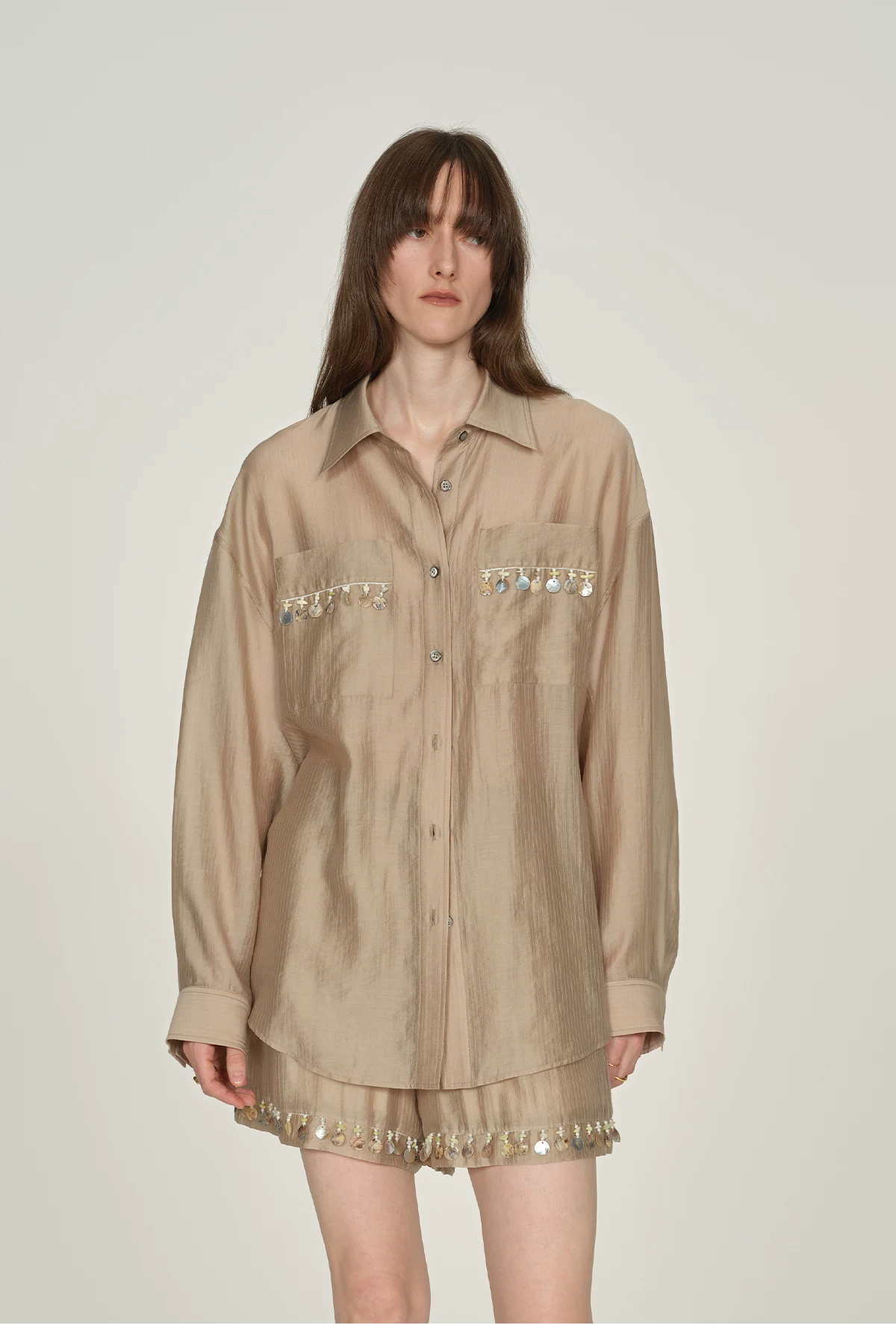 เสื้อเชิ้ตแขนยาว Lyocell ทรงหลวมของผู้หญิงประดับเปลือกหอย